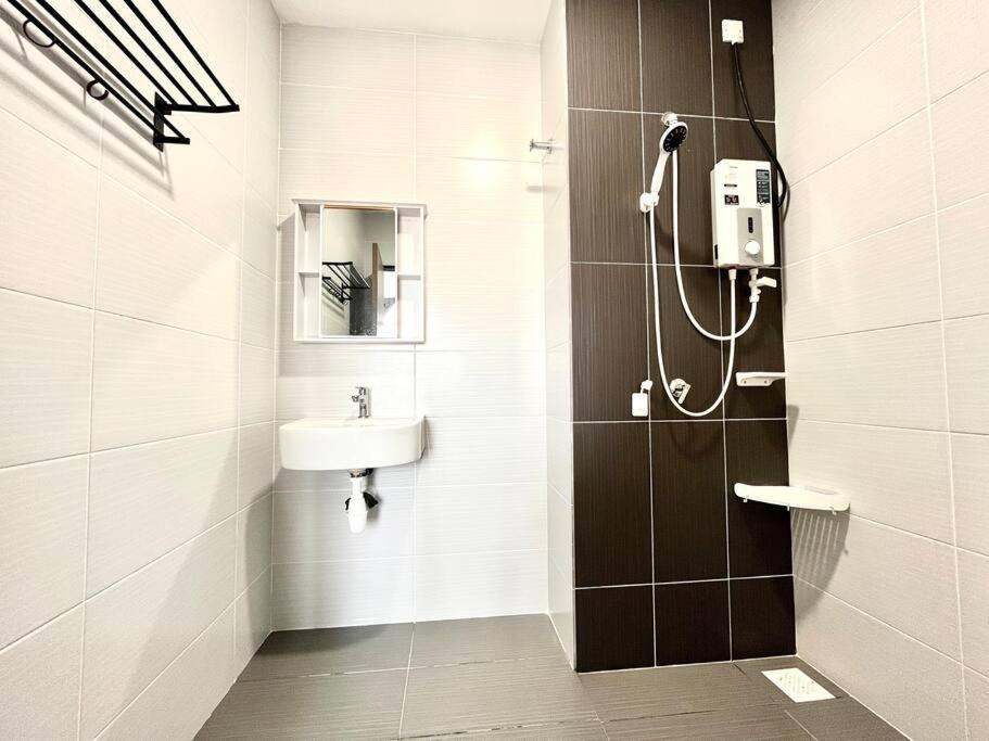 Urban Home-Swimming Pool-City Center Malacca Bagian luar foto