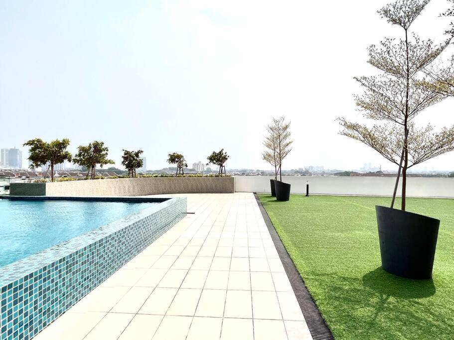 Urban Home-Swimming Pool-City Center Malacca Bagian luar foto