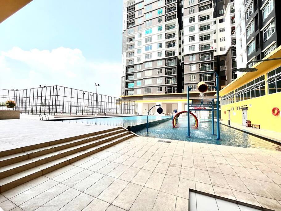 Urban Home-Swimming Pool-City Center Malacca Bagian luar foto