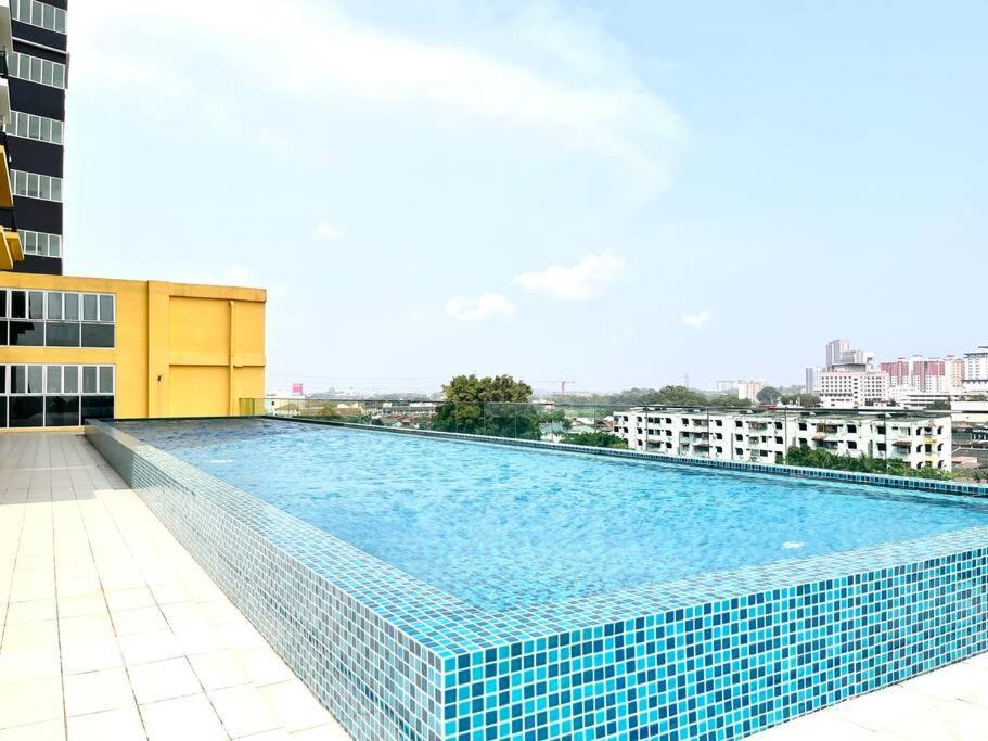 Urban Home-Swimming Pool-City Center Malacca Bagian luar foto