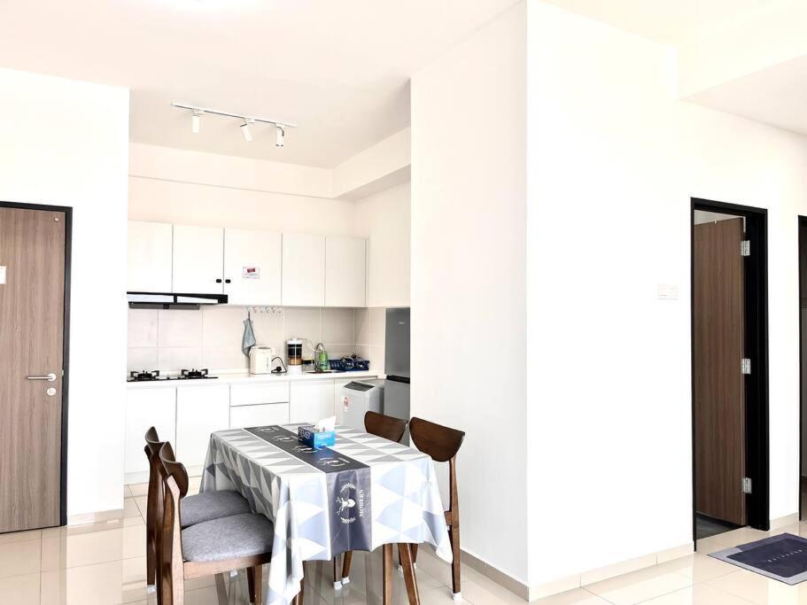 Urban Home-Swimming Pool-City Center Malacca Bagian luar foto