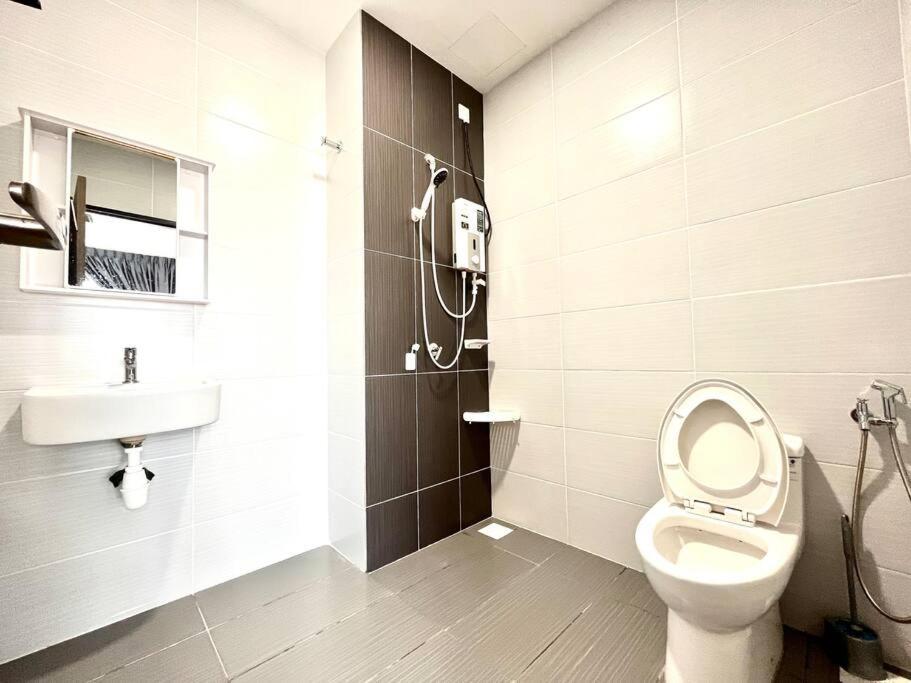 Urban Home-Swimming Pool-City Center Malacca Bagian luar foto