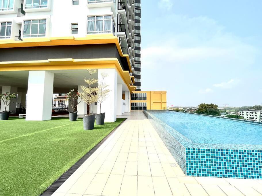 Urban Home-Swimming Pool-City Center Malacca Bagian luar foto