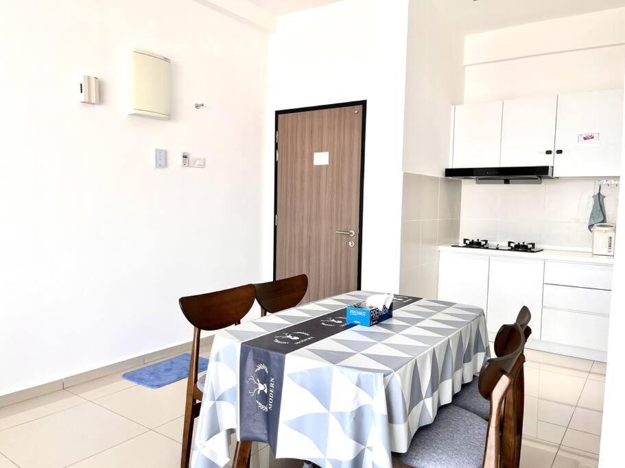 Urban Home-Swimming Pool-City Center Malacca Bagian luar foto