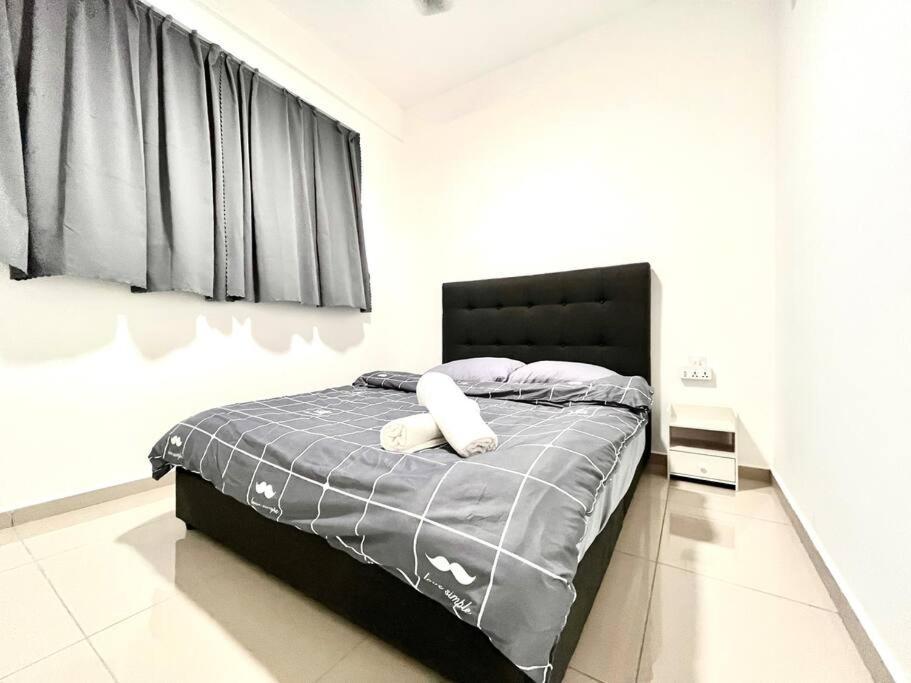 Urban Home-Swimming Pool-City Center Malacca Bagian luar foto