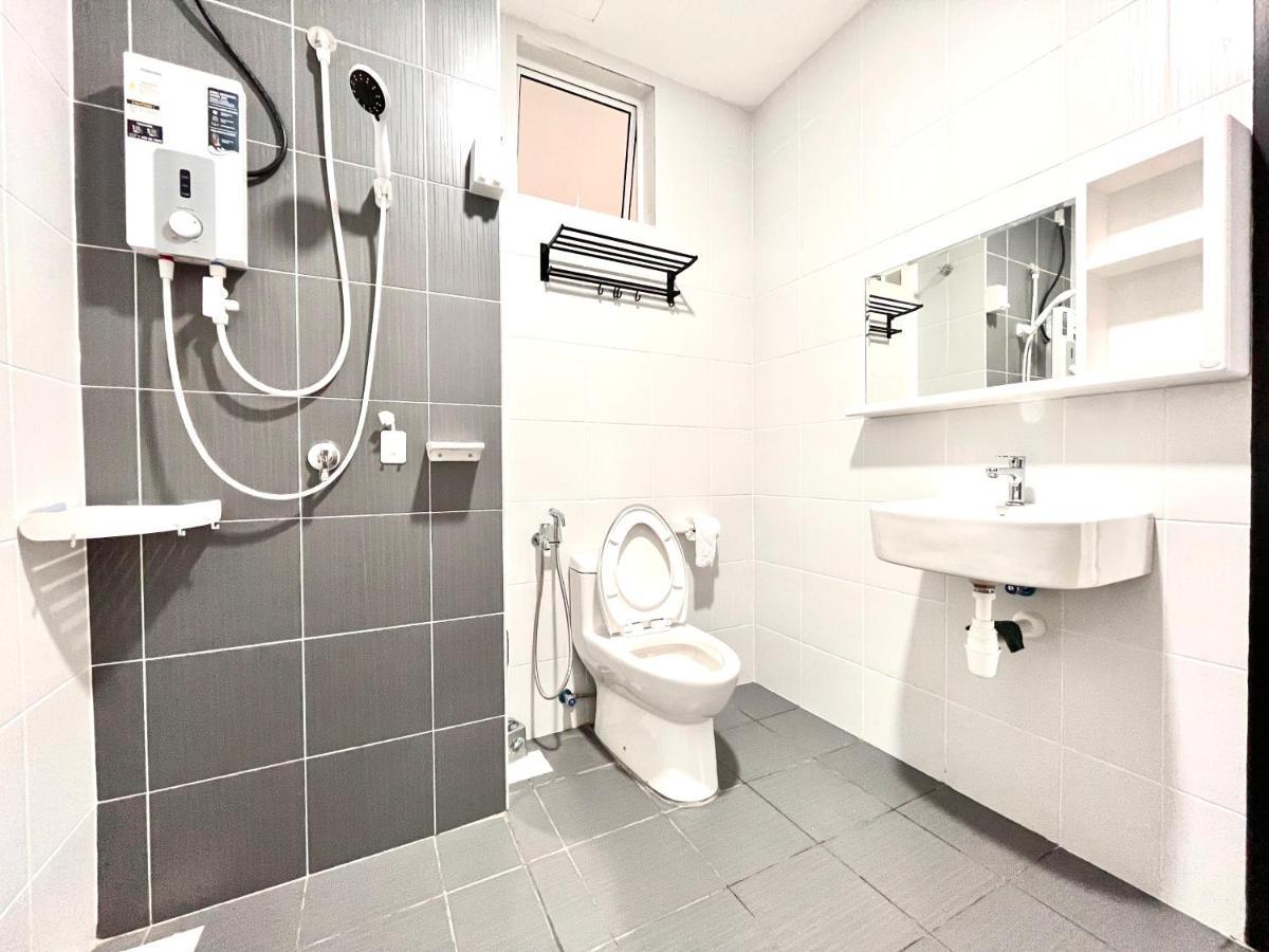 Urban Home-Swimming Pool-City Center Malacca Bagian luar foto
